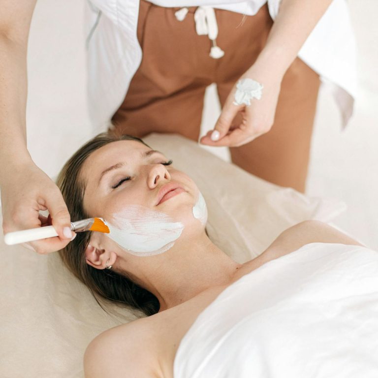 Ajanvaraus Kauneus- ja Valoklinikalle helposti verkossa. Dermapen, RF-mikroneulaus, HIFU, happokuorinnat, DPL-karvanpoisto ja muut hoidot Tampereella.